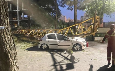 سقوط جرثقیل ساختمانی در بلوار امین قم به علت وزش شدید باد