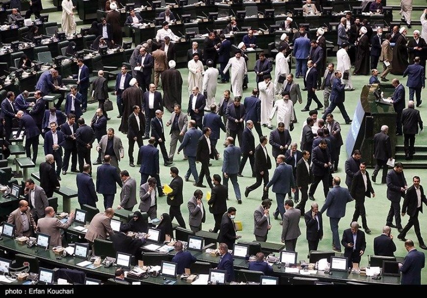 انتقاد تند رسانه تسنیم از بی‌نظمی عجیب نمایندگان مجلس