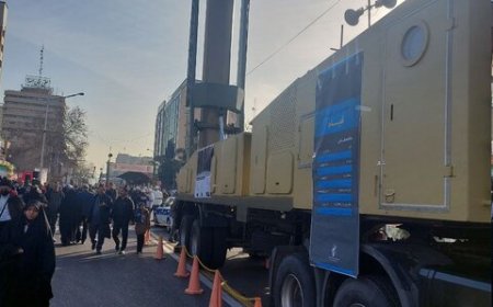 نمایش سامانه موشکی زمین به زمین «قیام» در حاشیه راهپیمایی ۲۲ بهمن