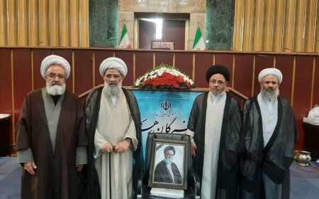 تصویری از نمایندگان خبرگان رهبری استان آذربایجان شرقی در افتتاحیه ششمین دوره مجلس خبرگان رهبری در کنار تصویر امام جمعه تبریز