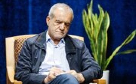 تصویری از پزشکیان در نخستین شب مراسم عزاداری امام حسین(ع) در بیت رهبری