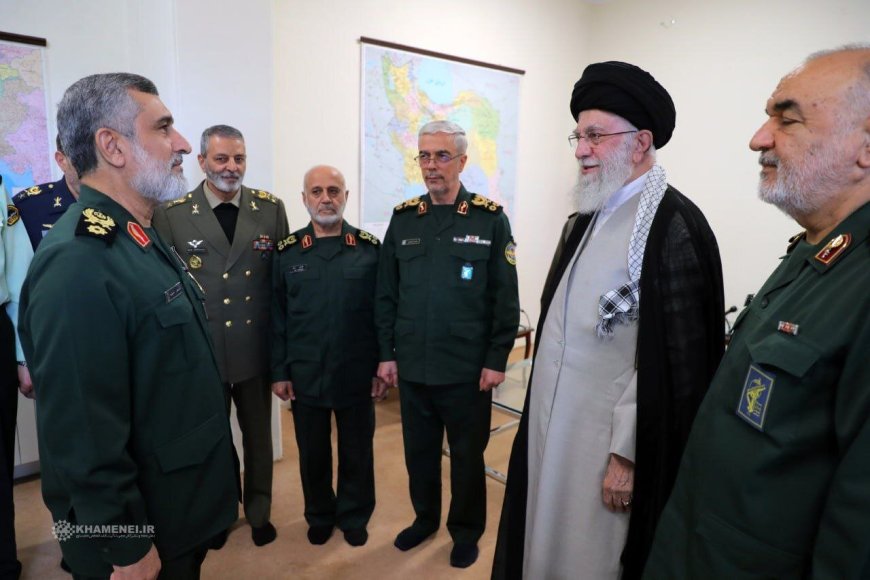 اعطای نشان فتح به سردار حاجیزاده از سوی رهبر انقلاب پس از موفقیت در عملیات وعده صادق